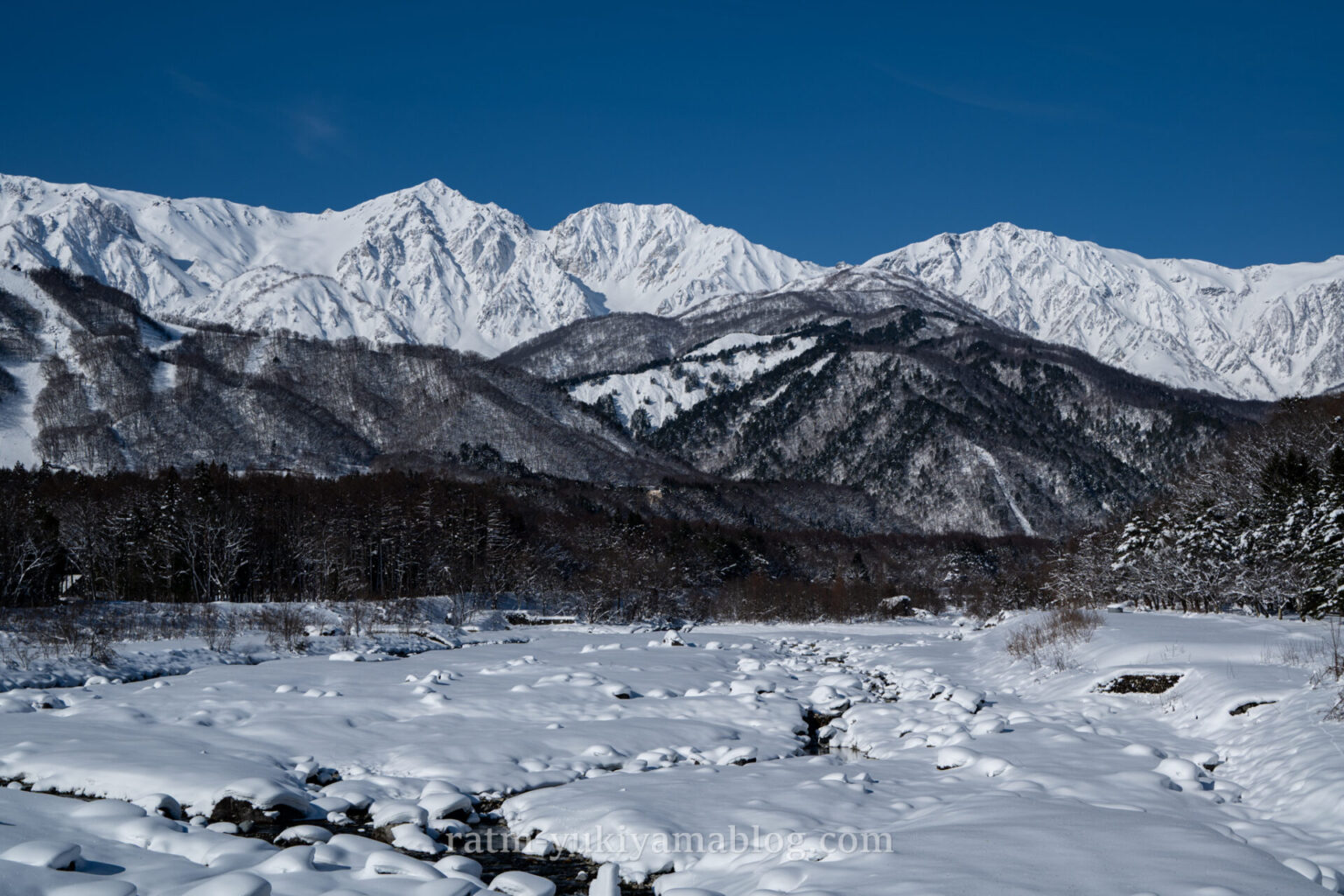 長野県「白馬大橋」から見る絶景の北アルプス、春は残雪、秋は三段紅葉と四季の変化を写真で紹介 